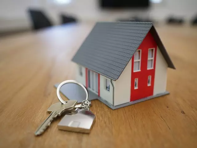 bundling-auto-and-home-insurance-for-dis-640x480-37804262.jpeg