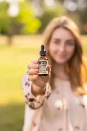 full-spectrum-cbd-tincture-640x480-36571648.jpeg