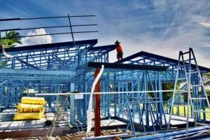 commercial-roof-maintenance-contractor-640x480-85091389.jpeg